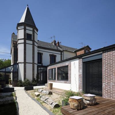 Espace de vie sur terrasse et piscine 13